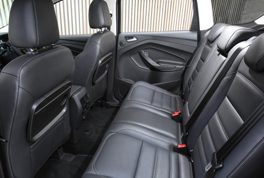 Интерьер Ford Escape Titanium 2016 года  (AU) (фото 9 из 40)